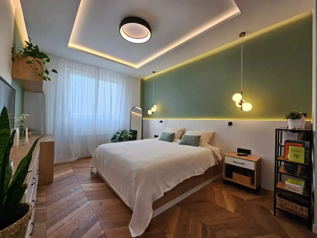 Спалня по поръчка в светли тонове с вградено осветление – Elizor Design